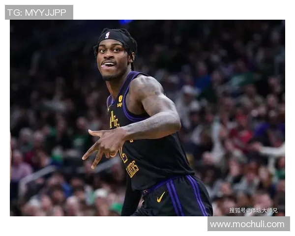 东契奇吸引火力送妙传 范德比尔特吃饼暴扣