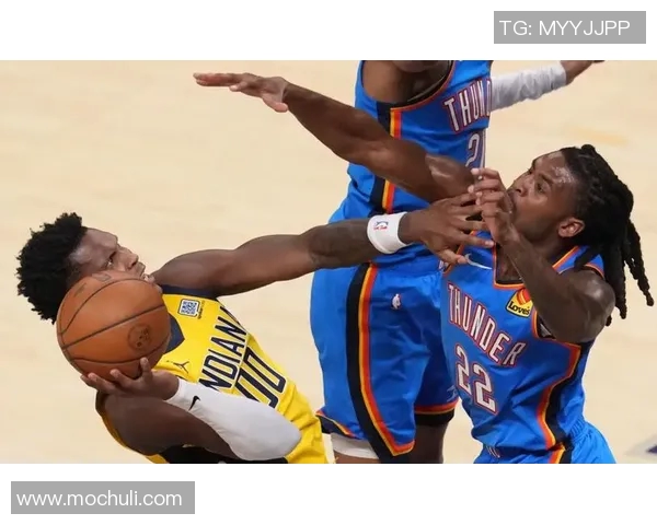 麦康奈尔突破篮下强势上篮压哨命中展现绝佳个人能力与比赛紧张气氛