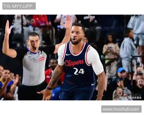 老板很满意！小琼斯起飞滑翔双手暴扣 鲍尔默场边露出笑容