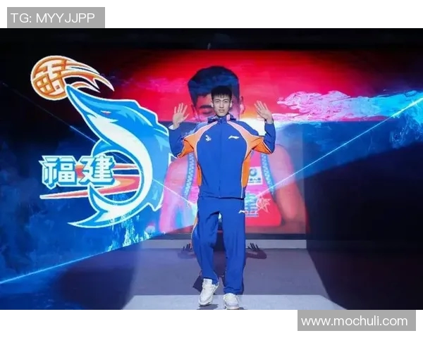 福建SBS浔兴队举办CBA新赛季出征仪式，刘玉栋授旗球迷互赠礼物